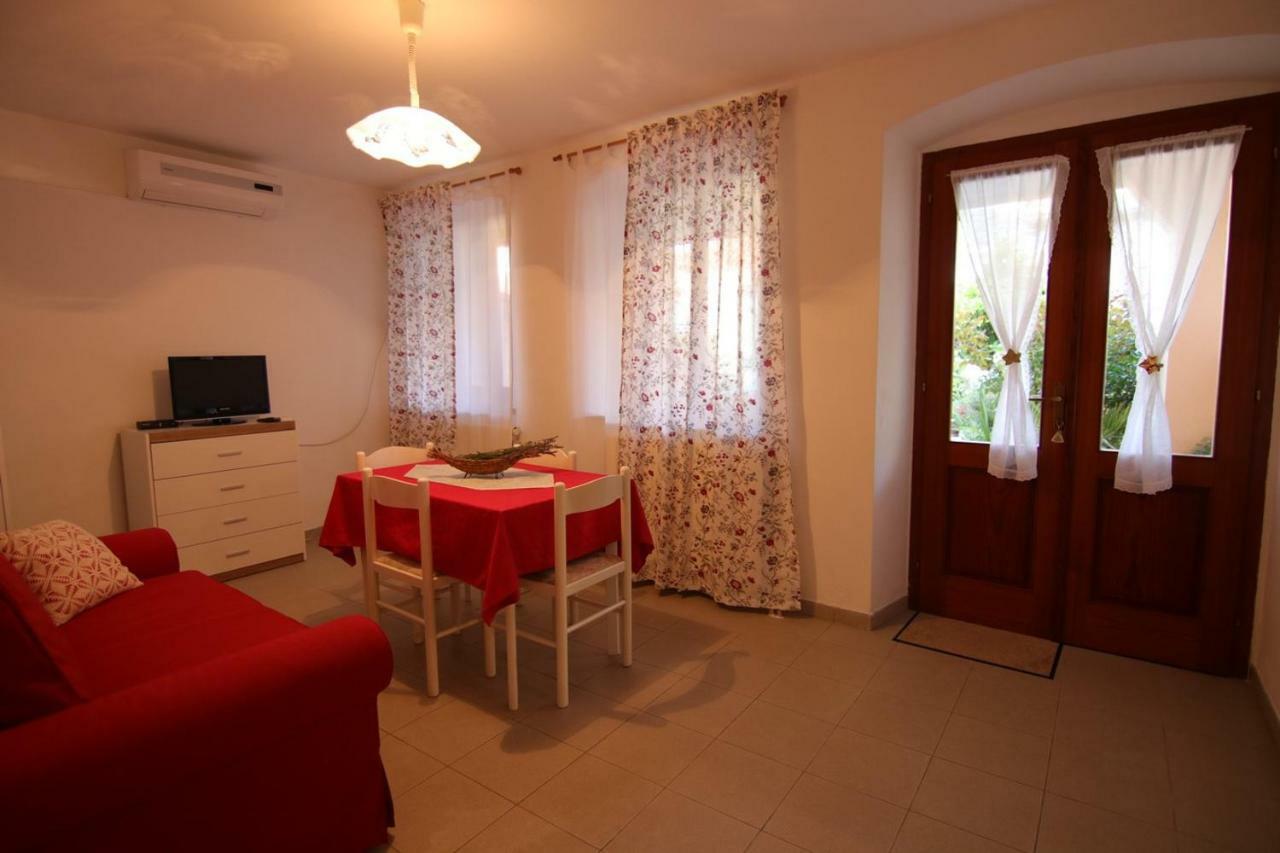 App With A Lovely Patio Mali Lošinj Buitenkant foto