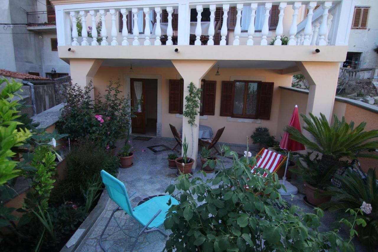 App With A Lovely Patio Mali Lošinj Buitenkant foto