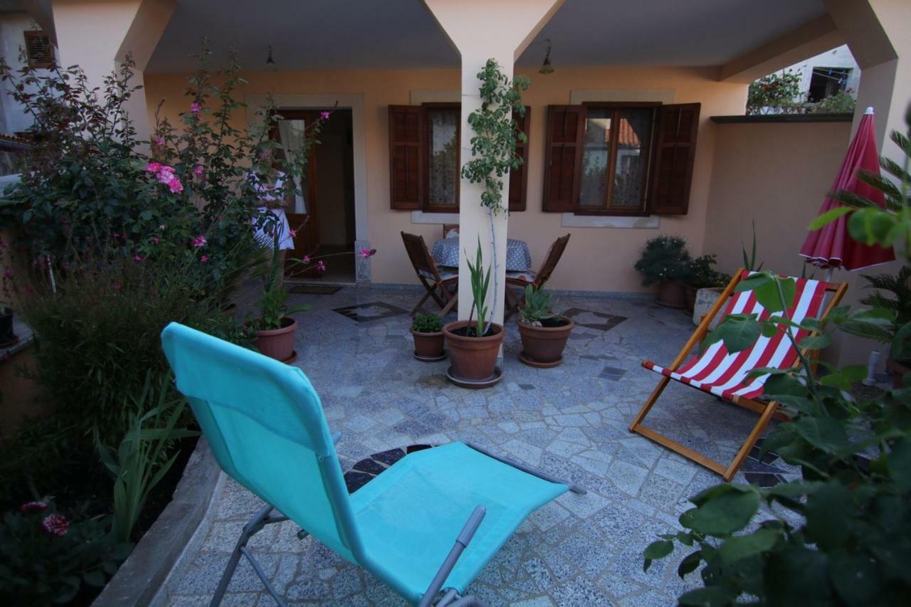 App With A Lovely Patio Mali Lošinj Buitenkant foto